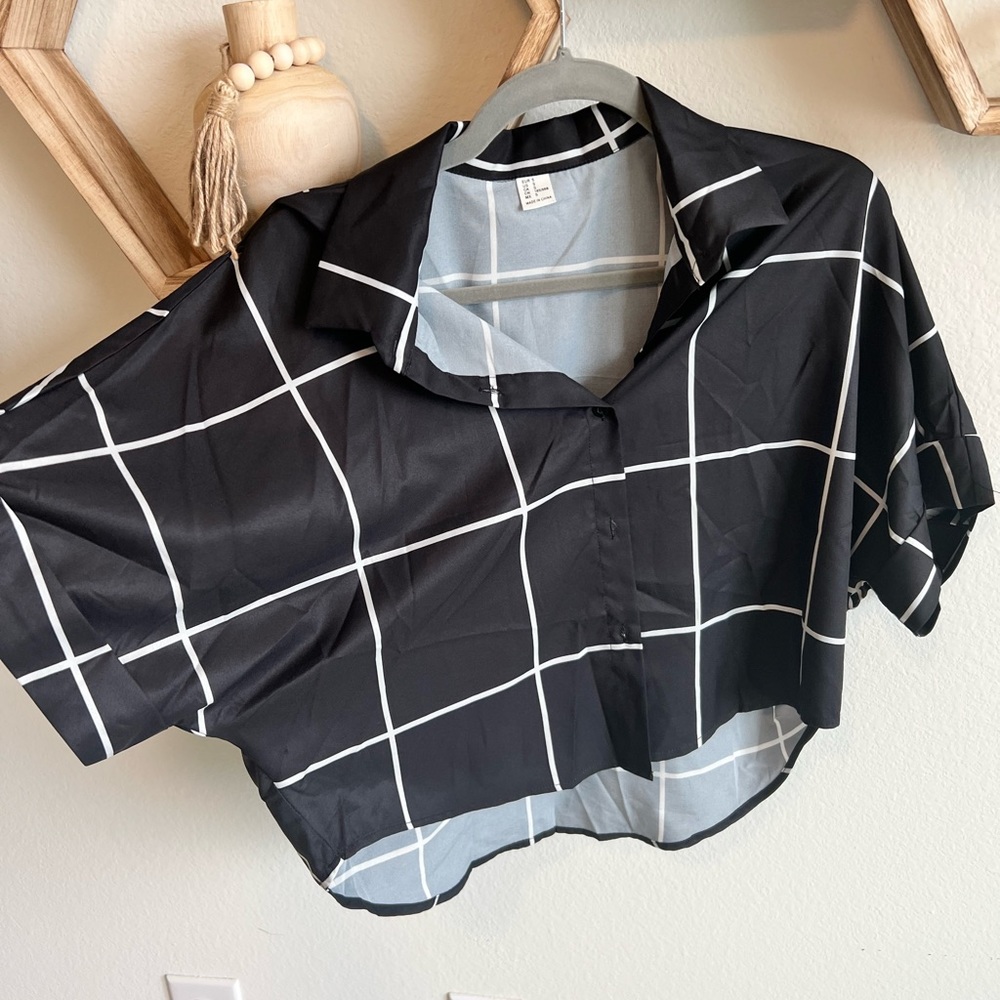 Small black and white plaid cropped short sleeve shirt